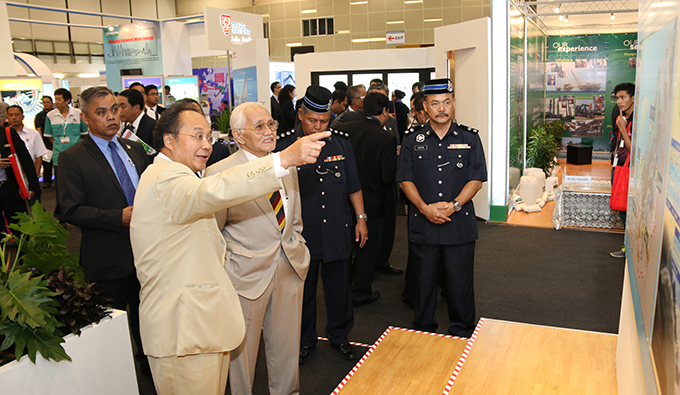 Tun Dr Mahathir presents keynote address at International Energy week