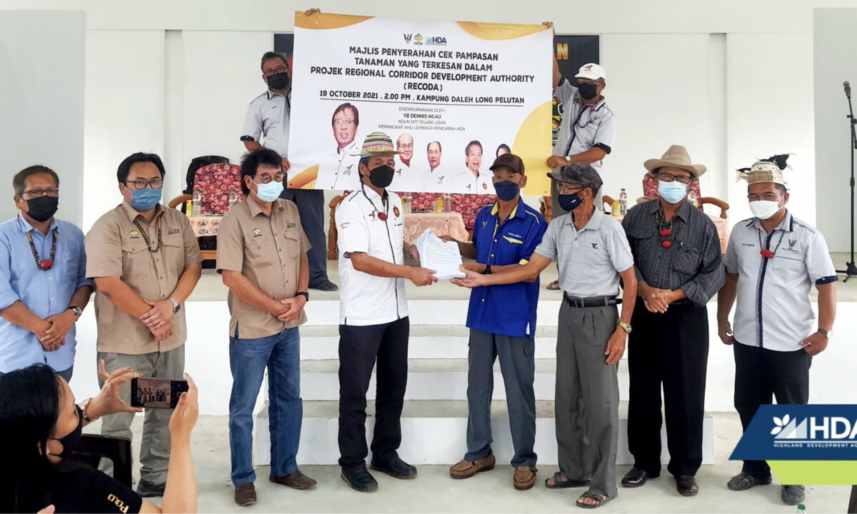 Residents of Daleh Long Pelutan receive crop compensation cheques