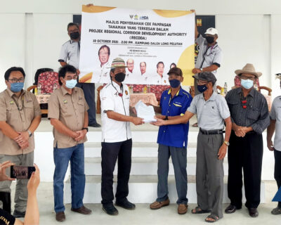 Residents of Daleh Long Pelutan receive crop compensation cheques