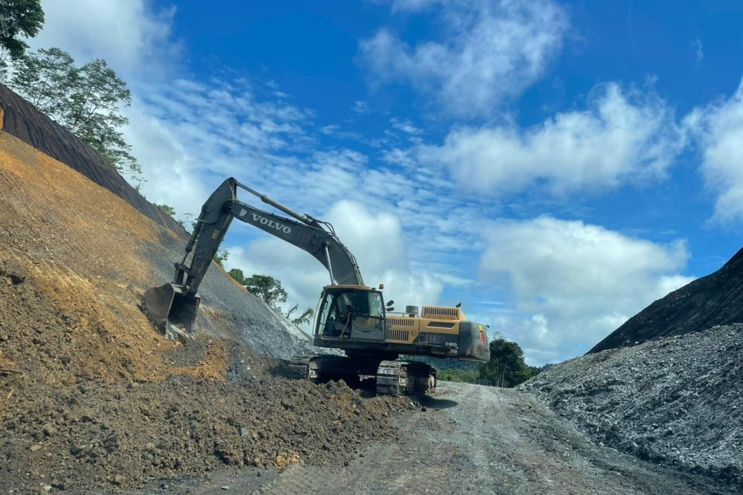 Slope cutting carried out on Baleh Bridge / Pelagus Resort road