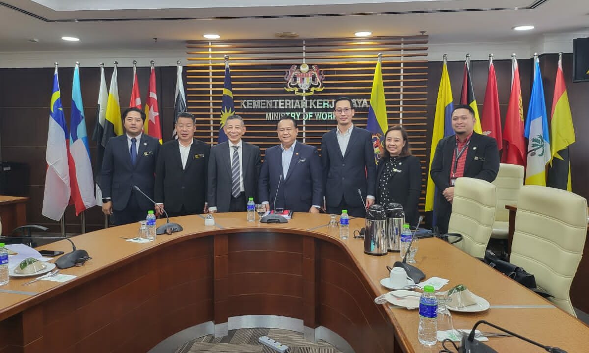 RECODA visit to Works Minister Alexander Nanta Linggi